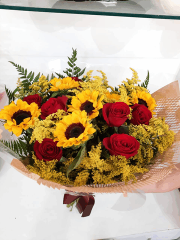 BUQUÊ ROSAS E GIRASSOIS